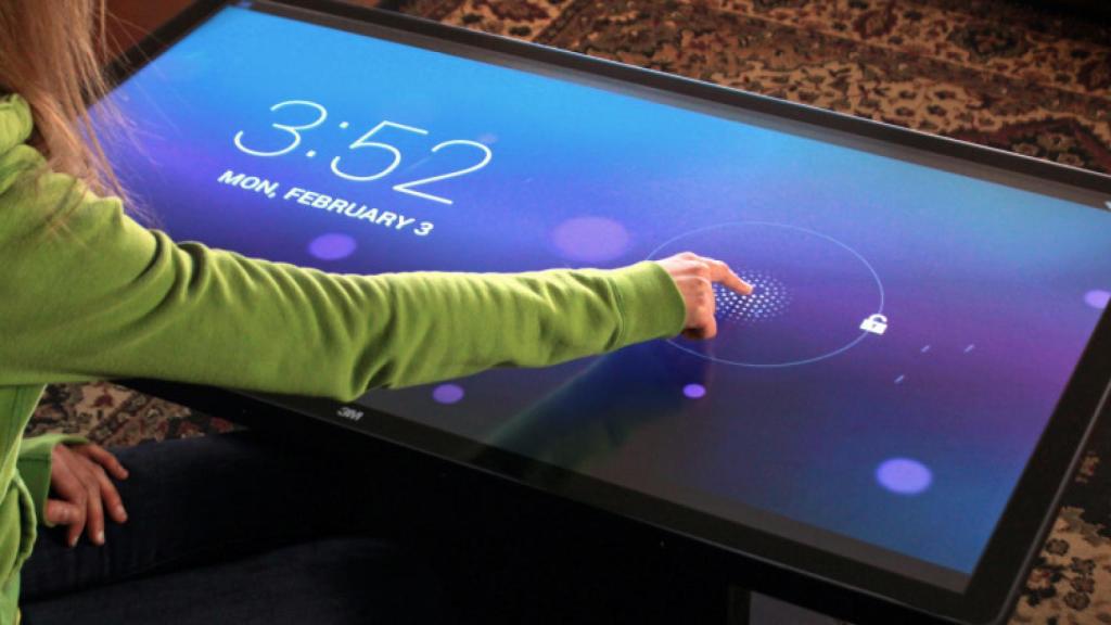 Android en una mesa de café de 46 pulgadas