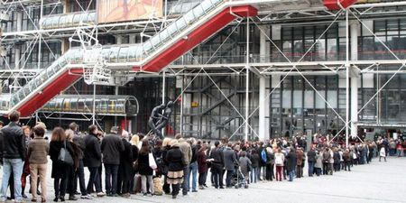 Cola ante el Pompidou, en los últimos días de la exposición sobre Dalí