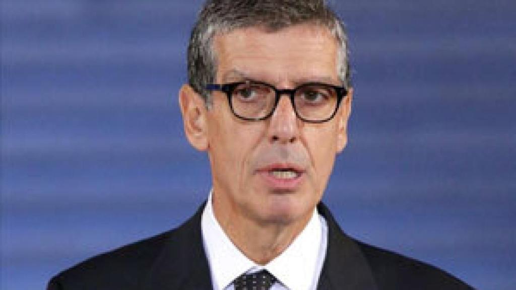 Image: Dimite el director del Louvre