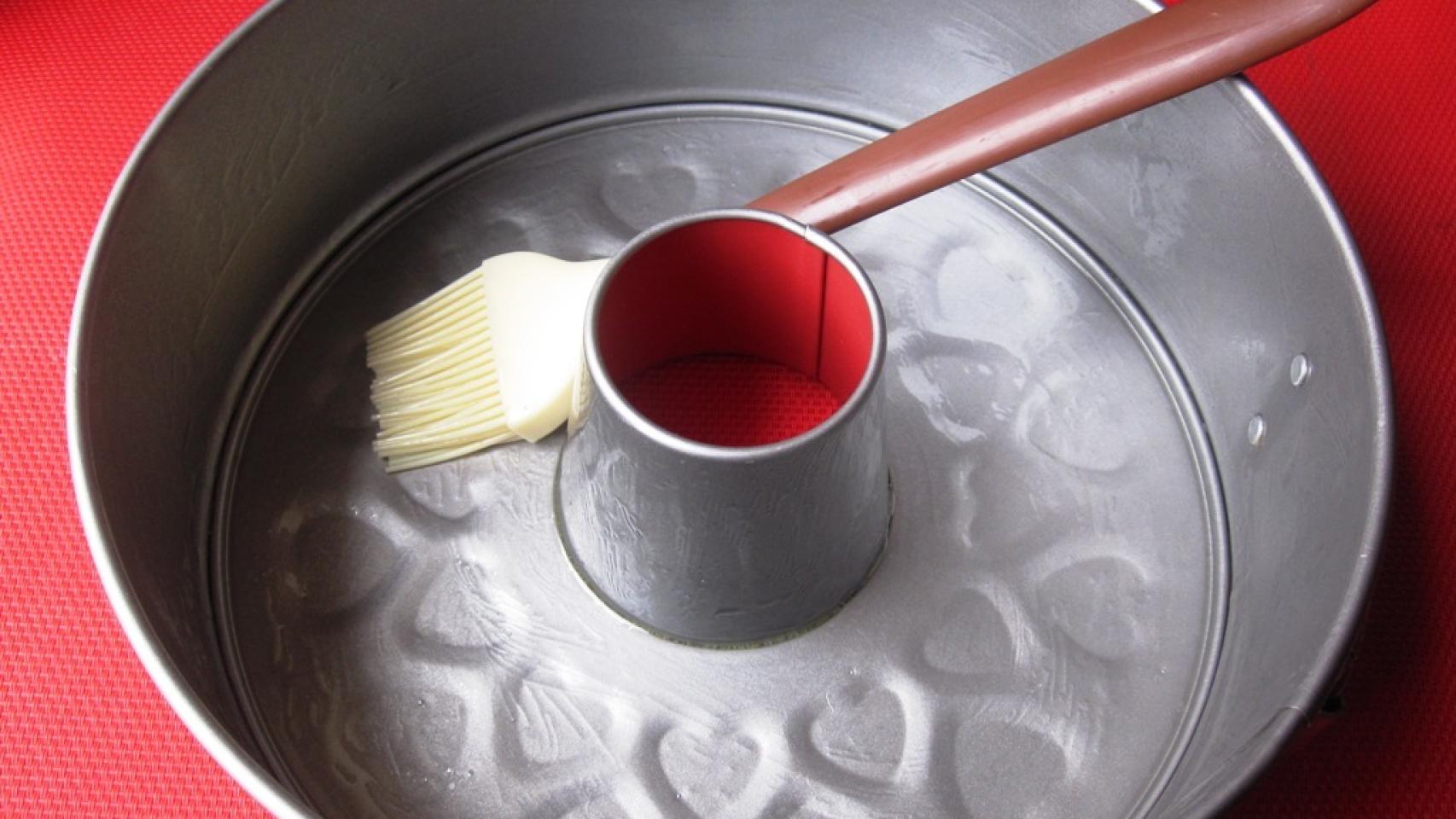 BIZCOCHO DE YOGUR CON NARANJA CONFITADA, ALMENDRAS Y BASE DE CHOCOLATE 1