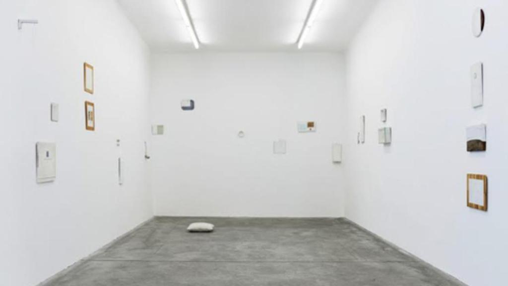 Image: Mladen Stilinovic. Blanco es el color del dolor