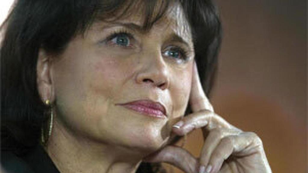 Image: Retrato de Anne Sinclair con Picasso de fondo