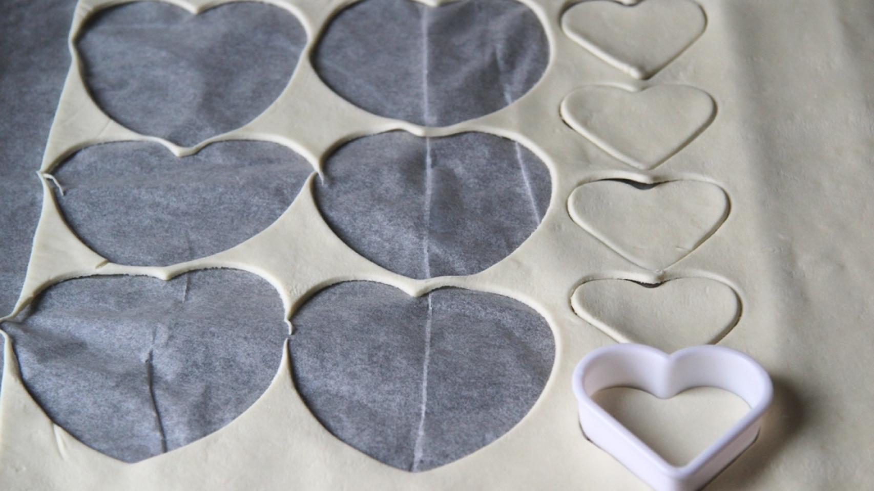 CORAZONES DE HOJALDRE RELLENOS DE NATA 01