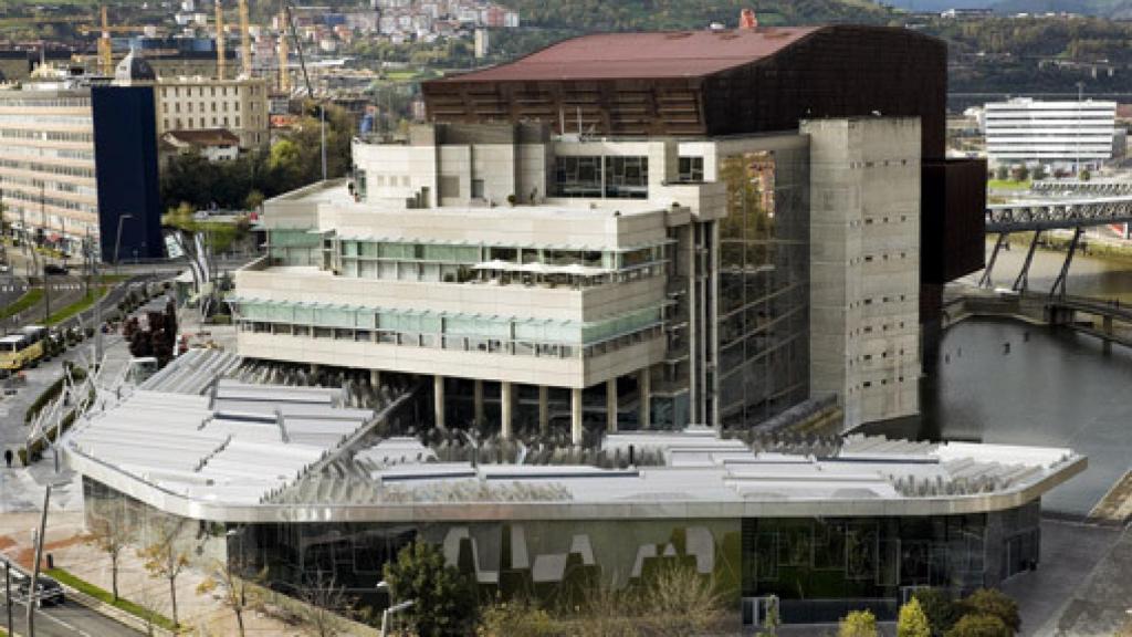 Image: Una coda para el Euskalduna