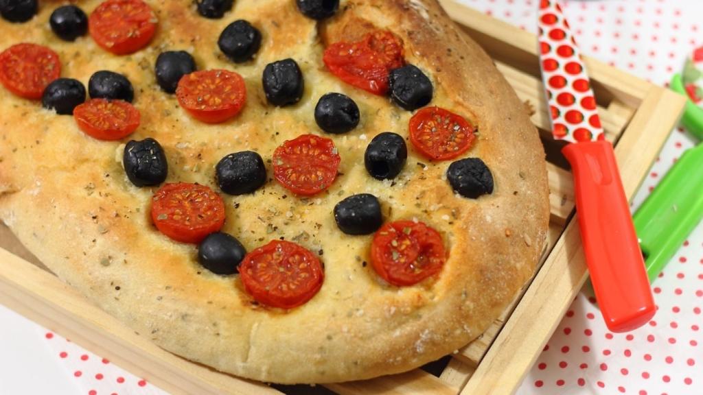Focaccia de aceitunas negras y tomates cherry