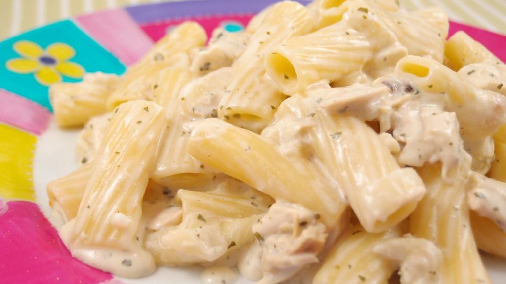 Macarrones con pollo en salsa de queso y limón