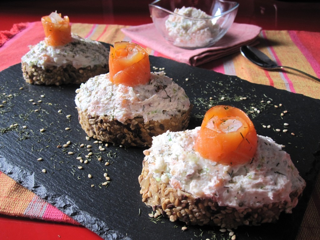 TOSTA DE BACALAO Y SALMÓN AHUMADOS CON BROTES DE PUERRO 8