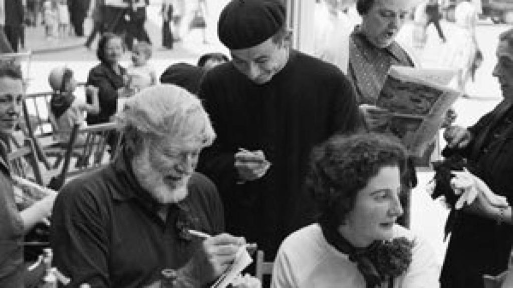 Hemingway rodeado de admiradores, en una de sus últimas visitas a España