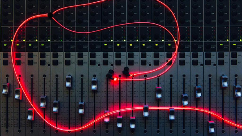 Glow, los primeros auriculares con luz láser incorporada