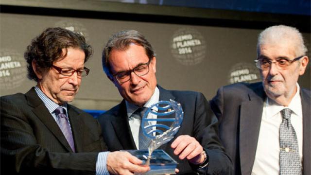 José Manuel Lara Bosch, a la derecha, junto a Artur Mas y Jorge Zepeda Patterson (izquierda) en la ceremonia del Premio Planeta.