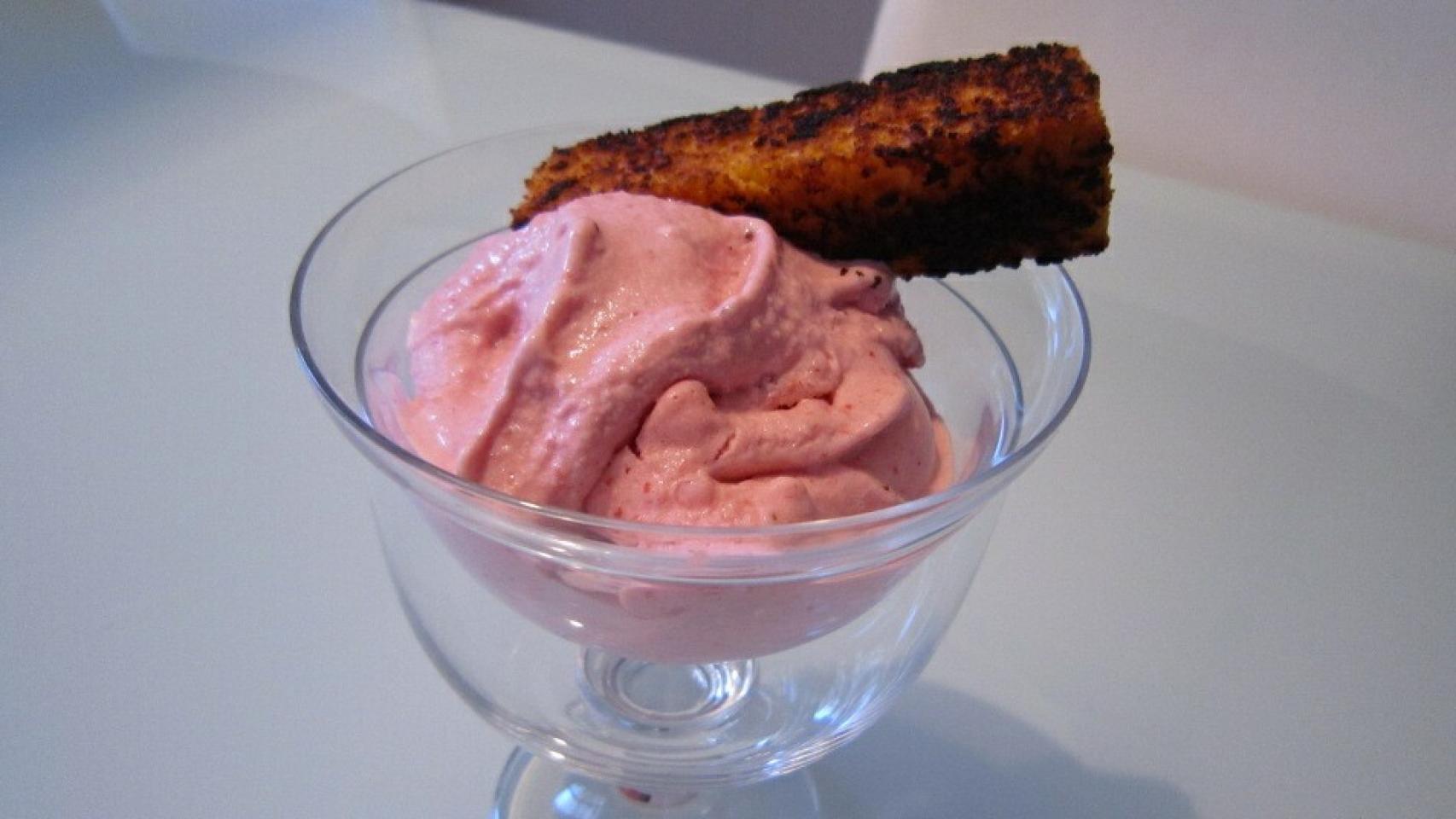 Helado de fresón con sobao pasiego