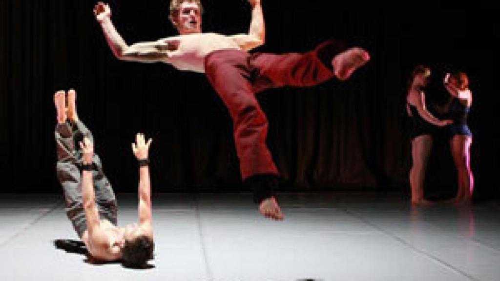 Image: Acróbatas en tacones a ritmo de Leonard Cohen