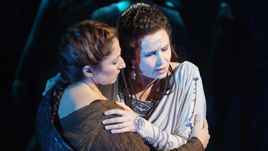 Image: Norma, desdoblada en Barcelona y Sevilla