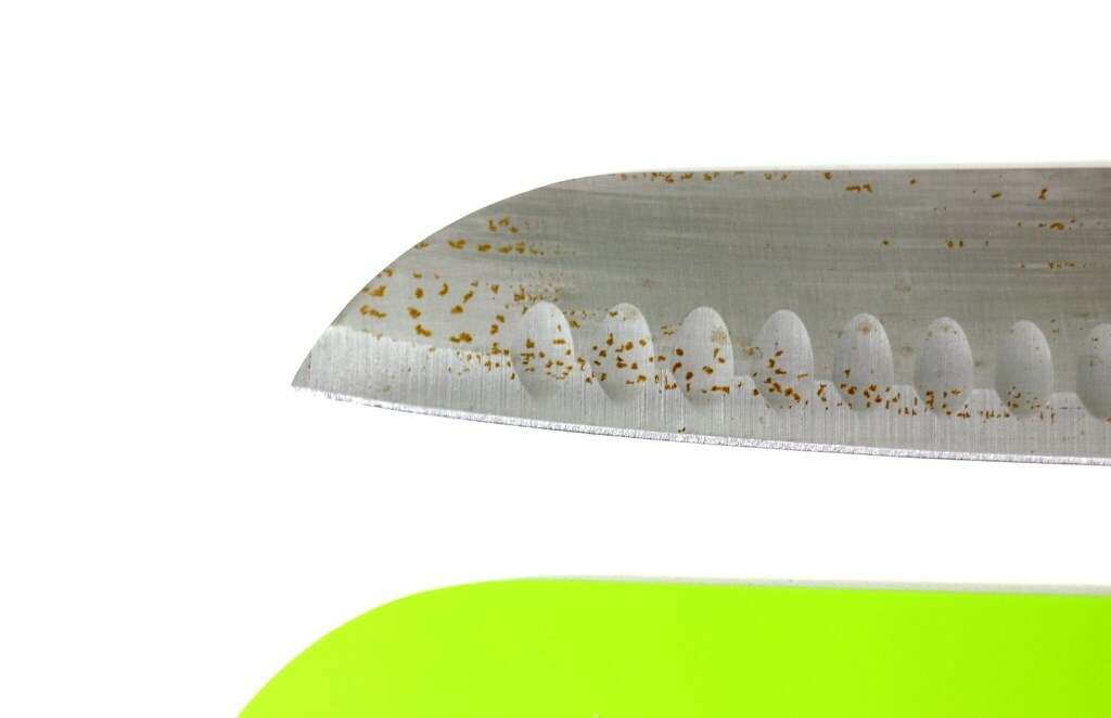 Cuchillo de acero al carbono con óxido