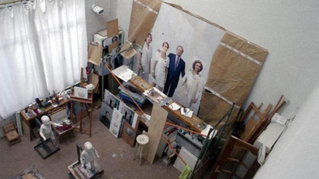 Image: El retrato de la Familia Real por Antonio López se expone en el Palacio Real