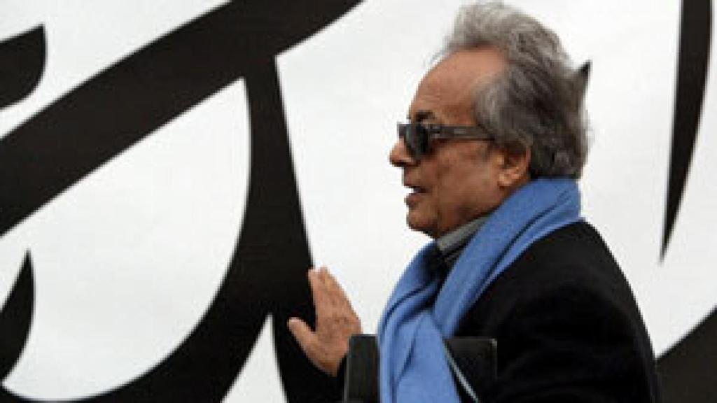 Image: Adonis: Historia desgarrándose en cuerpo de mujer