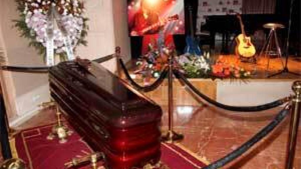 Image: Amigos y familiares despiden al cantante