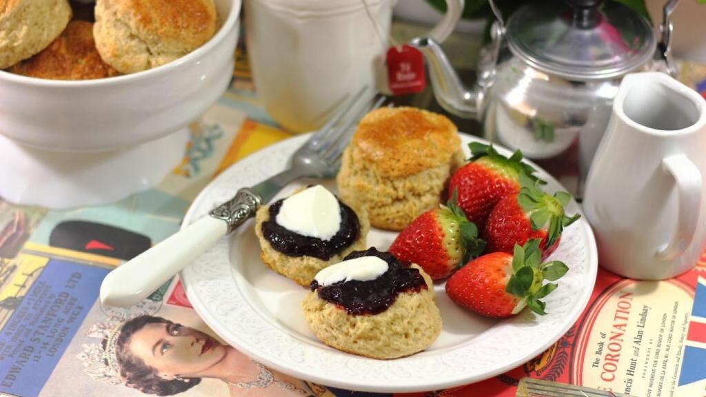Servimos con mermelada y clotted cream -en este caso fue yogur griego, :-) -
