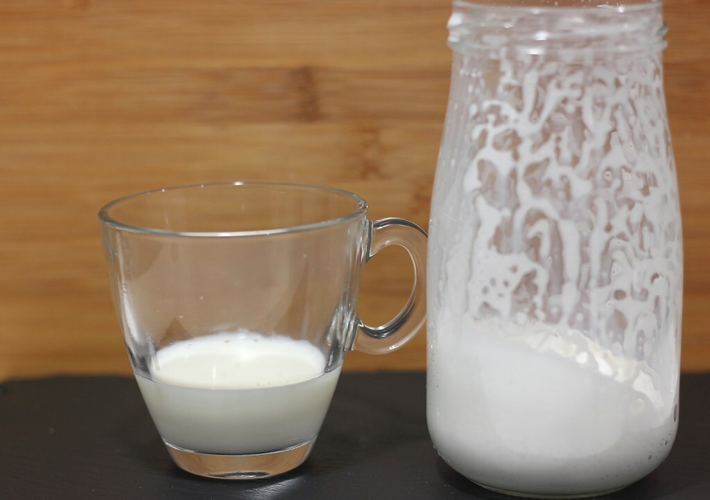 Con mucho cuidado dejamos caer la leche