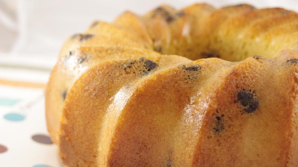 Bizcocho de chocolate blanco y dulce de leche