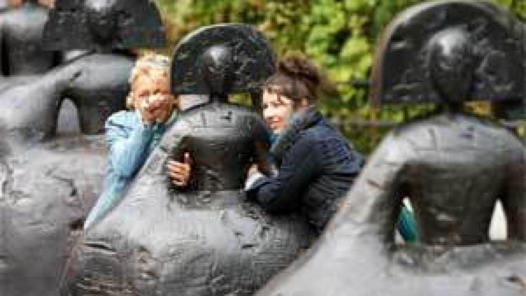 Image: Las Meninas 'cruzan' el Paseo del Prado