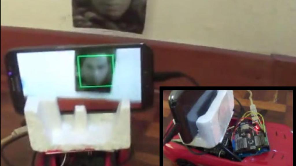 Un coche teledirigido que detecta caras gracias a un experimento con Android y Arduino