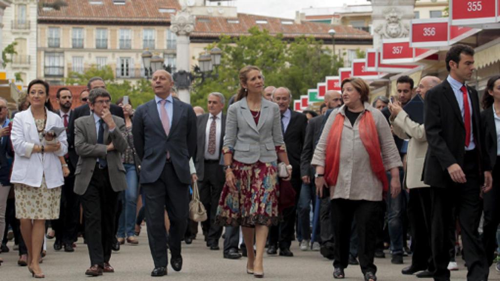 Image: La Infanta Elena inaugura la Feria del Libro con un paseo entre las casetas