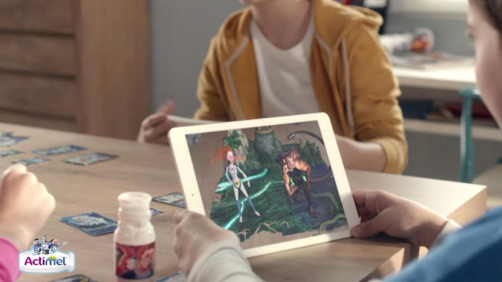 Lucha en batallas 3D con la app de Equipo Actimel y sus cartas coleccionables