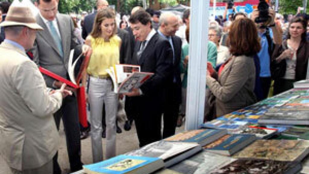 Image: Los príncipes inauguran la Feria del Libro de Madrid