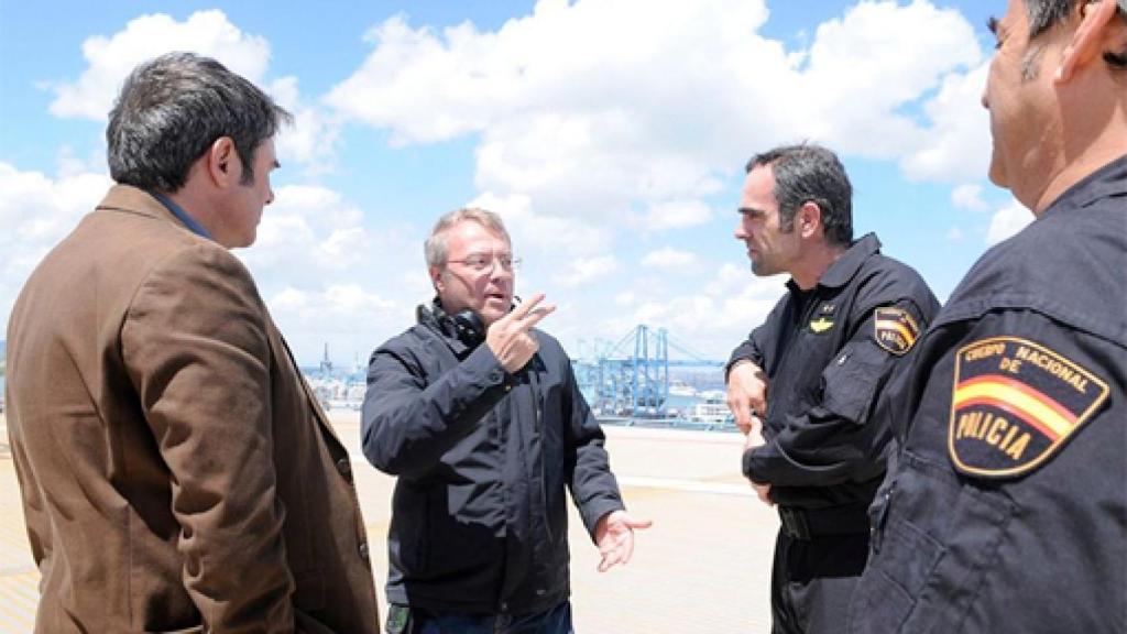 Daniel Monzón da instrucciones al reparto de 'El niño' durante el rodaje