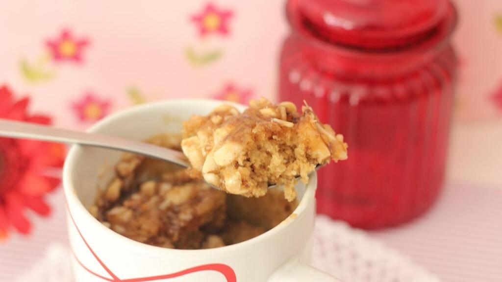 Bizcocho de café y frutos secos en taza