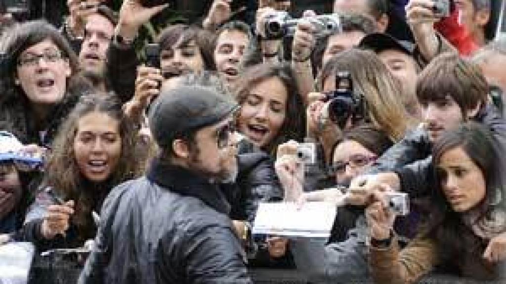 Image: Brad Pitt dedica a sus fans sus primeros momentos en San Sebastián