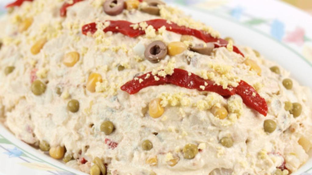 Plato de ensaladilla rusa, receta española