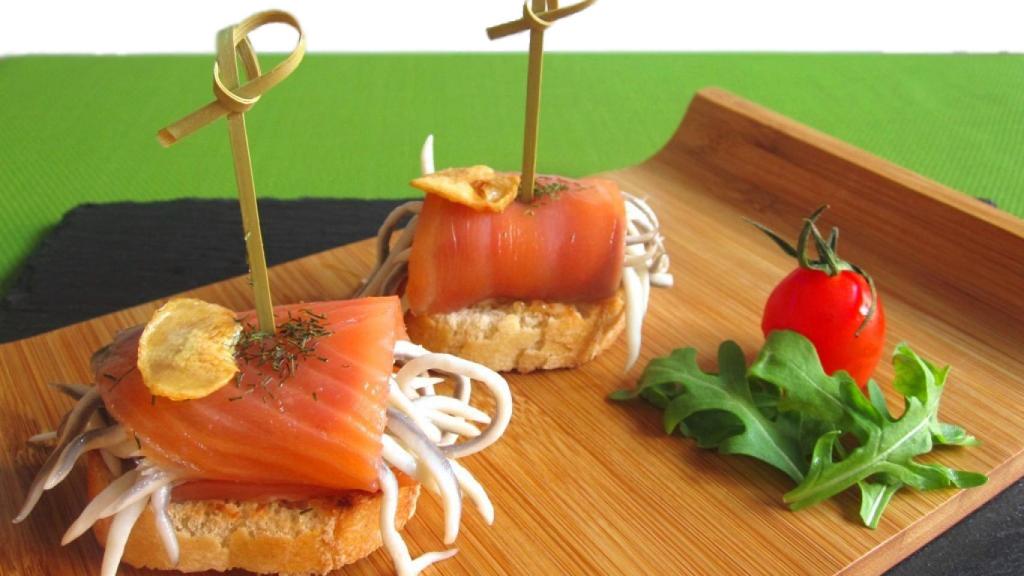 Rollito de salmón ahumado con beicon y gulas