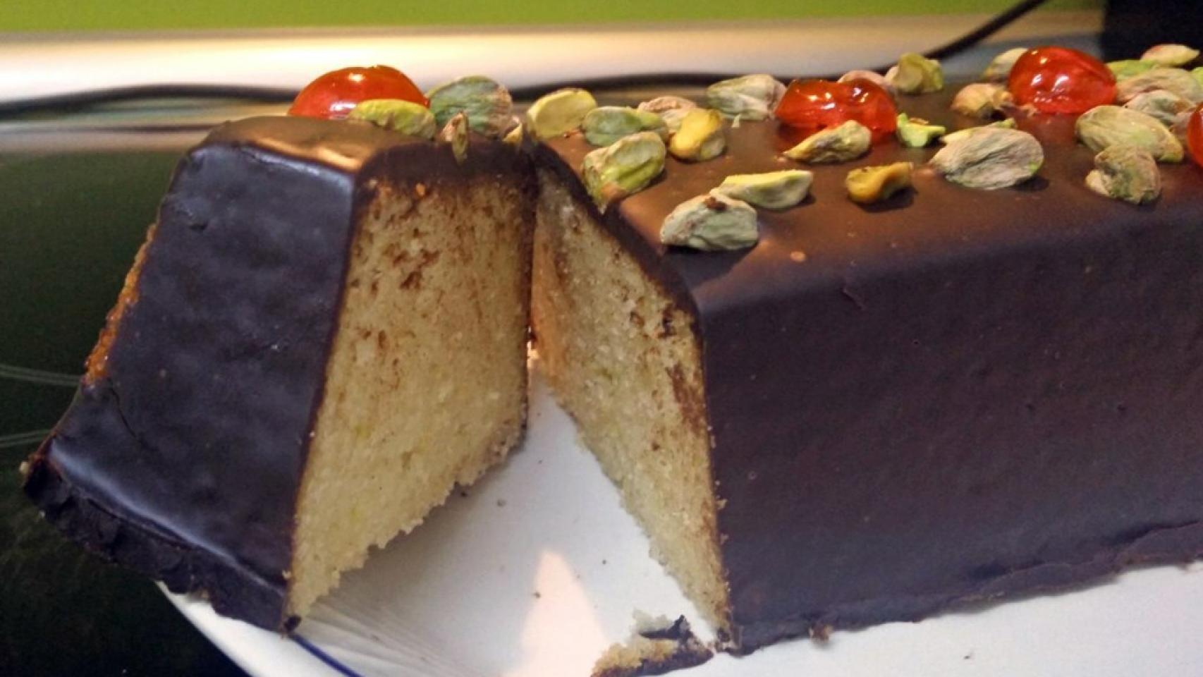 Plum cake de yogur con chocolate y pistachos