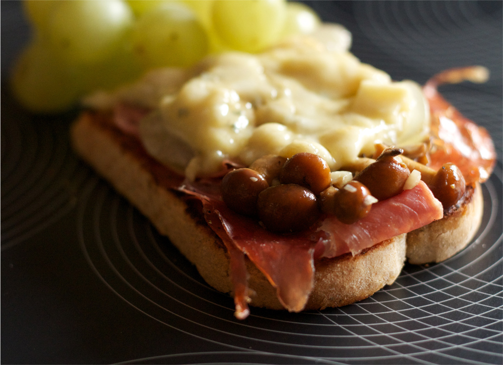 tosta de setas, jamón y uvas