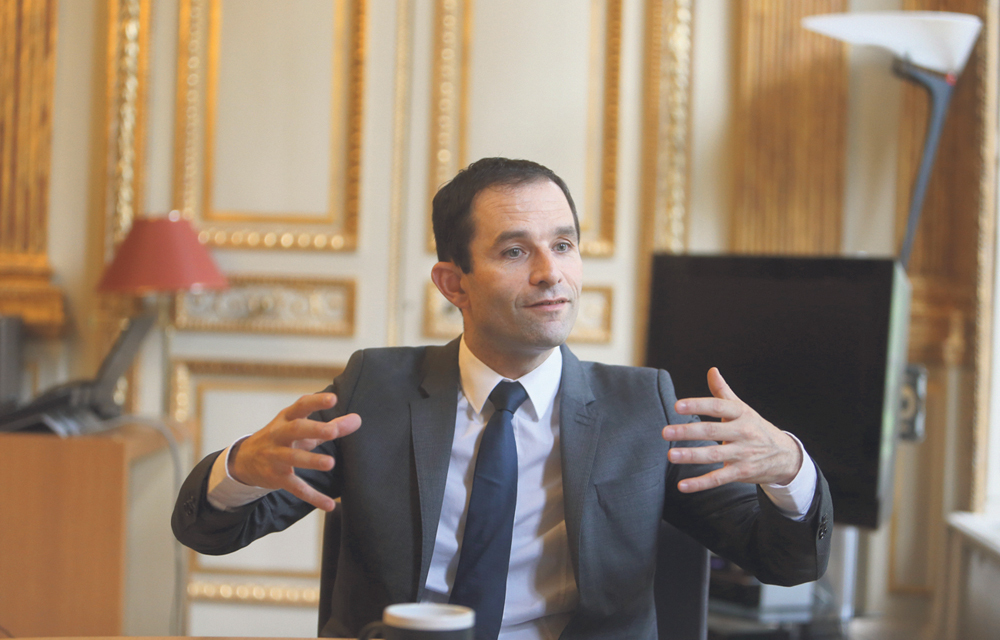 Benoît Hamon, ministre de l'Éducation nationale dans son bureau .