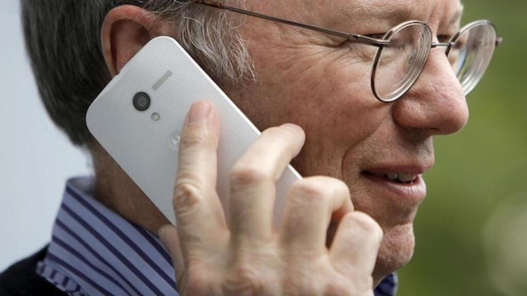 El Moto X posa ante las cámaras en las manos de directivos de Google y Motorola