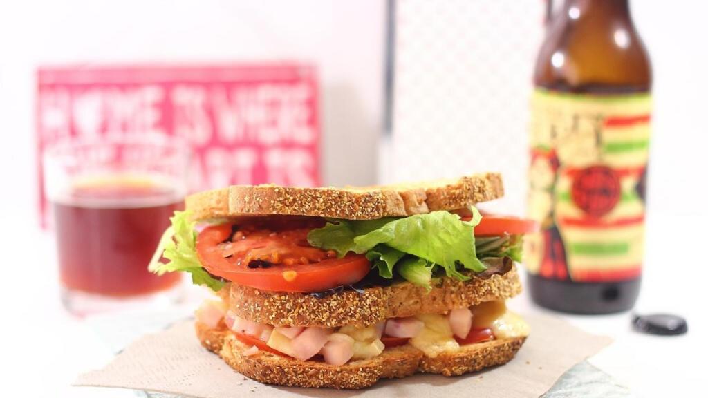 Sándwich de pavo y quesos