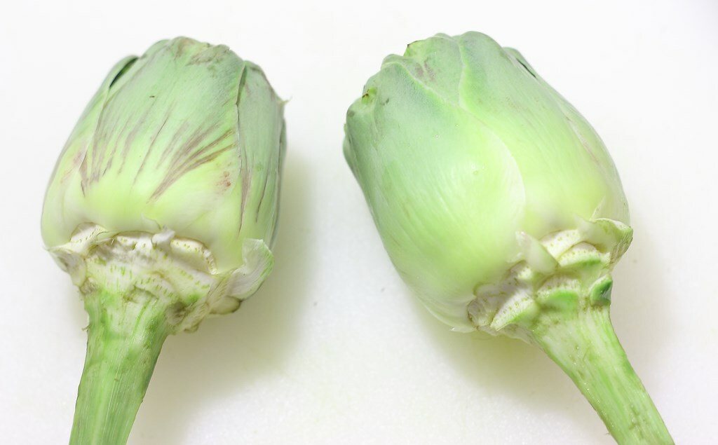 Retiramos las hojas duras de las alcachofas