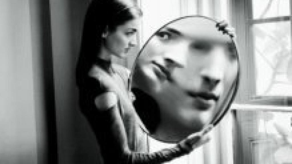 Image: Duane Michals dentro del reflejo