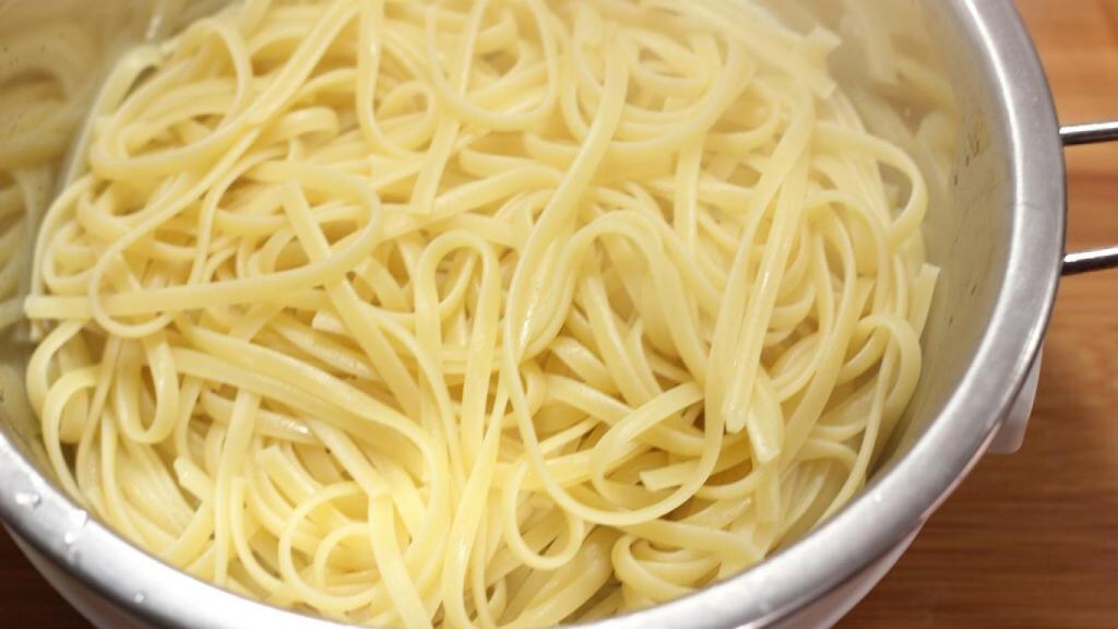 Pasta recién cocida en un colador.