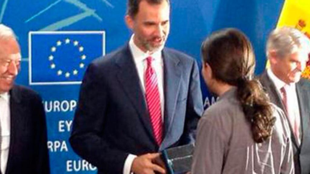 Pablo Iglesias regala los DVD de 'Juego de tronos' al rey Felipe VI