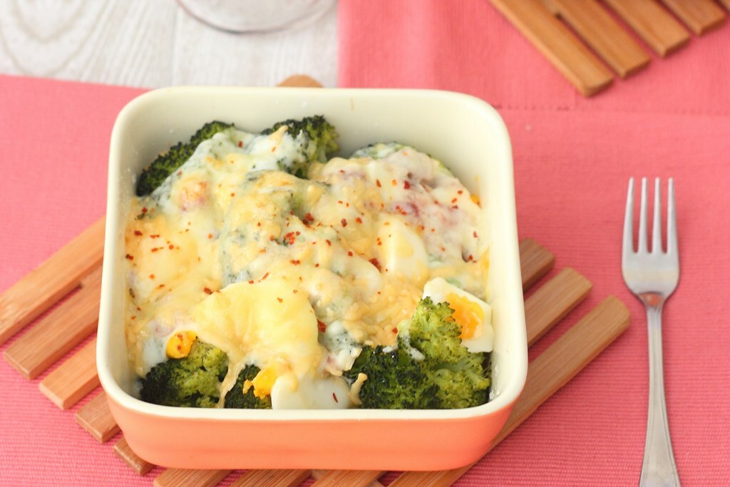 Brócoli gratinado con jamón, queso y huevo