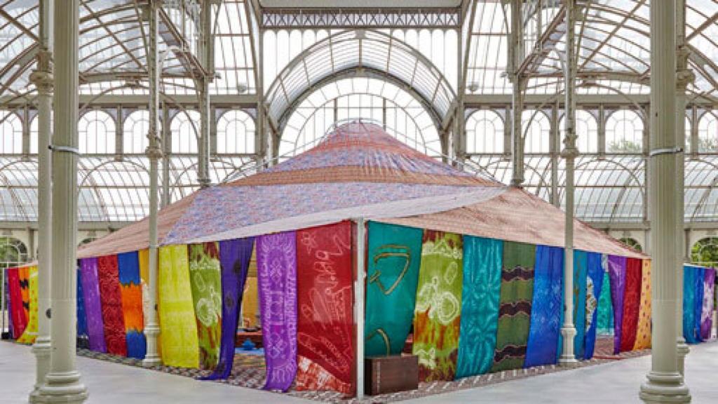 Image: Federico Guzmán en la jaima, hilando huesos