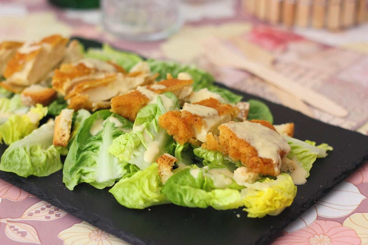 Ensalada César con pollo crujiente
