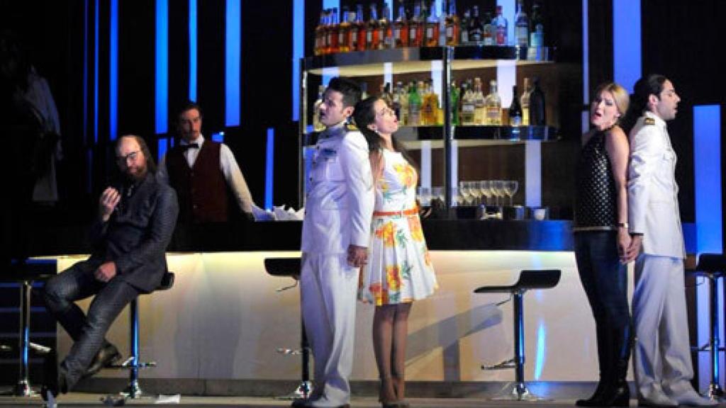 Image: Così fan tutte, entre copas en el Liceo