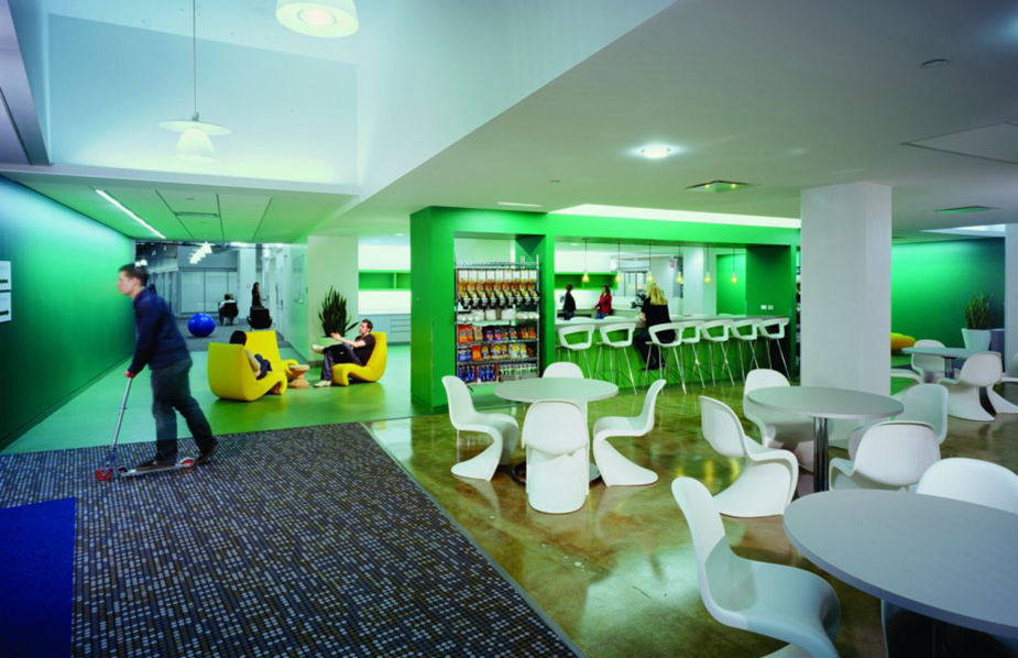 la-cocina-en-las-oficinas-de-google-en-nueva-york-980x655