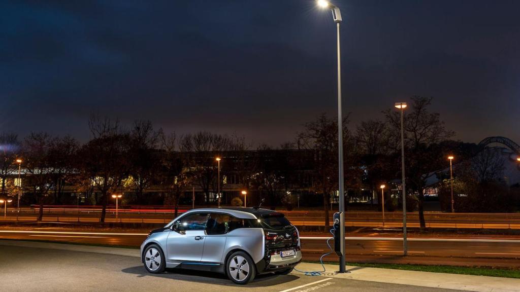 mini bmw carga farola