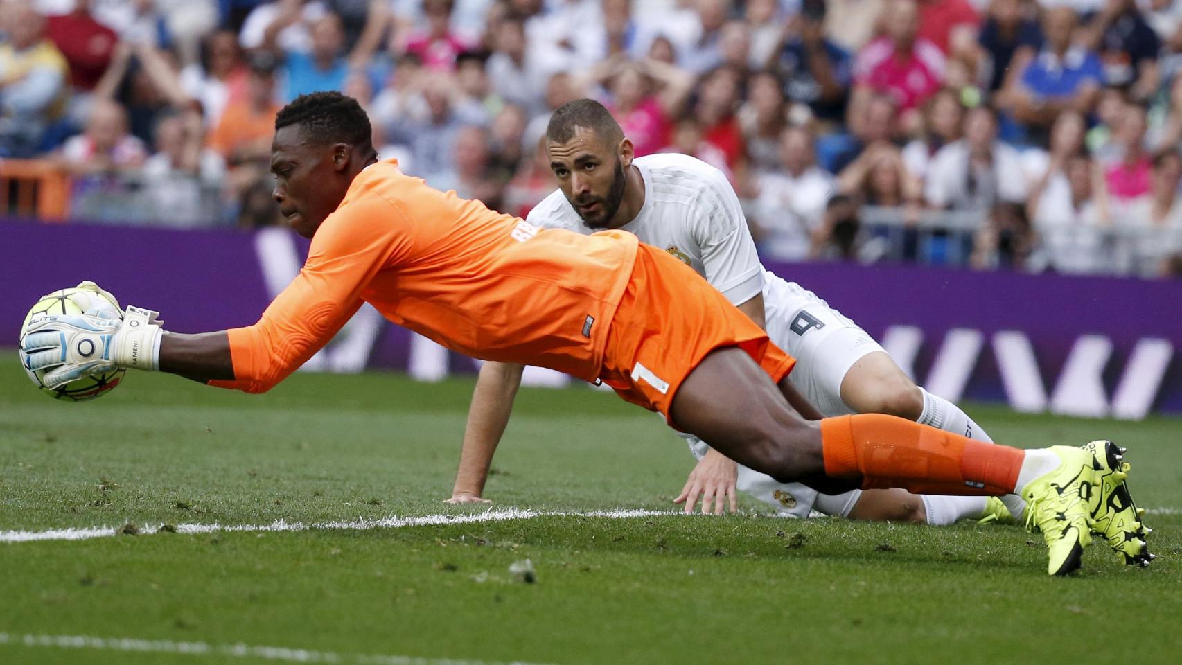 El portero camerunés durante un momento del partido.